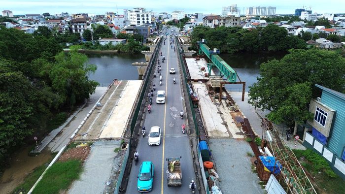 Theo Ban QLDA Chương trình phát triển các đô thị loại II, phần lớn khối lượng công việc còn lại nằm ở hạng mục nâng cấp, mở rộng cầu Vỹ Dạ. Sau khi tiếp cận dự án, nhà thầu đã cho lao thêm được 4 dầm, nâng số dầm đã lao lên 16/40 dầm.
