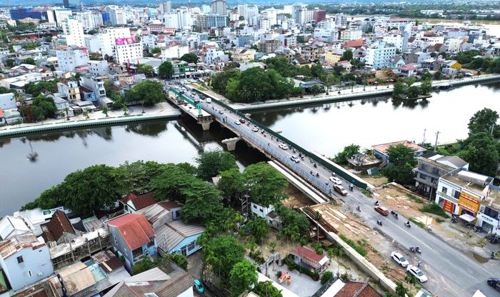 Thời gian hợp đồng 6 tháng, dự kiến hoàn thành vào tháng 2/2027, với giá trị hợp đồng gần 34 tỷ đồng. Qua đó, nhà thầu tiếp tục hoàn thành các hạng mục còn lại ở cầu qua sông Như Ý và cầu Vỹ Dạ.