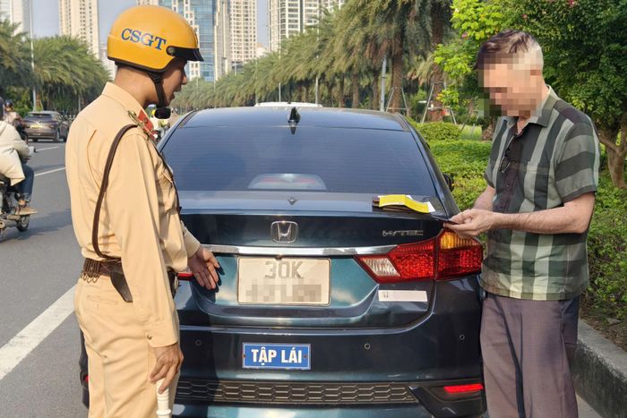 Đội CSGT số 6 kiểm tra xe tập lái dọc tuyến Đại lộ Thăng Long.