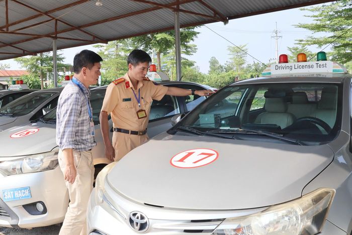 Lực lượng chức năng kiểm tra các xe tập lái để đảm bảo an toàn trước khi học viên tập lái.
