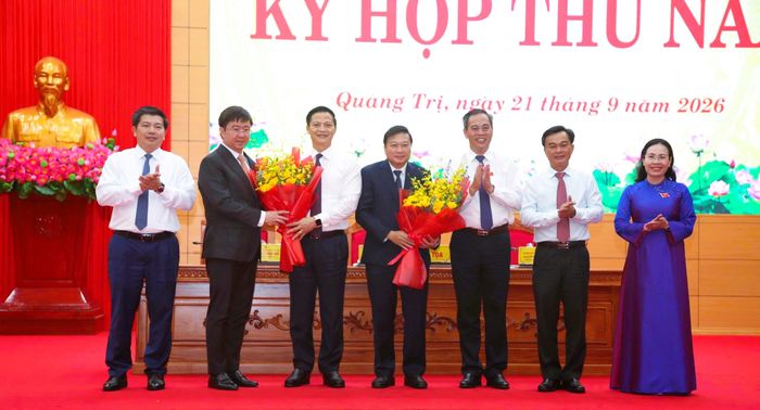 Lãnh đạo tỉnh Quảng Trị tặng hoa chúc mừng tân Chủ tịch UBND tỉnh Quảng Trị Bùi Hoàng Phương (thứ hai từ trái sang), và ông Lê Hồng Vinh (thứ tư từ trái sang) đã được Bộ Chính trị phân công, điều động nhận nhiệm vụ mới tại Trung ương.