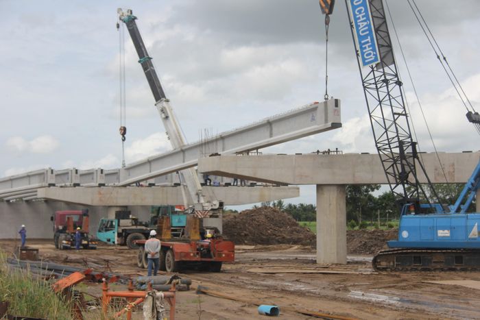 Thi công cao tốc Mỹ An  - Cao Lãnh qua phường Mỹ Thọ (tỉnh Đồng Tháp).