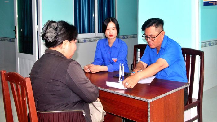 Đoàn viên, thanh niên trên địa bàn tỉnh Cà Mau giữ vai trò nòng cốt trong hỗ trợ người dân tiếp cận công nghệ, chuyển đổi số.