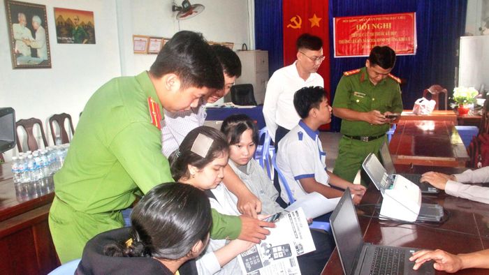 Tổ phục vụ Dịch vụ công trực tuyến của phường Bạc Liêu xuống tận khóm để hỗ trợ người dân nộp hồ sơ trực tuyến.