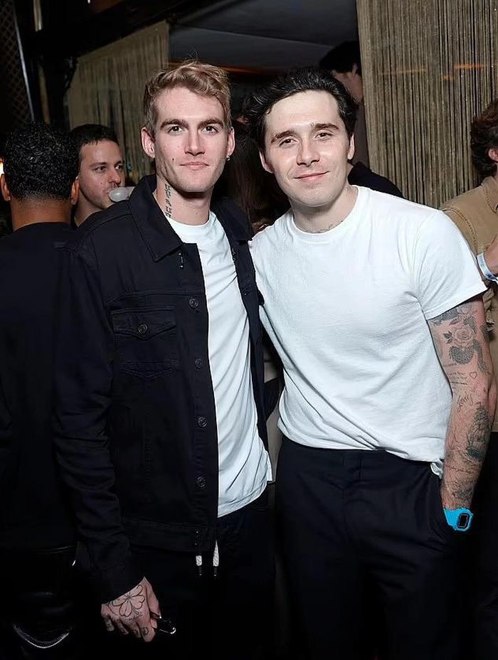 Paris Hilton, Brooklyn Beckham bày tỏ sự đau lòng trước sự ra đi đột ngột của Presley Gerber.