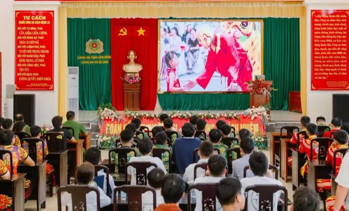 Toàn cảnh buổi tuyên truyền an toàn giao thông cho các nhóm Lân - Sư - Rồng ở Lâm Đồng. Ảnh: Công an cung cấp.