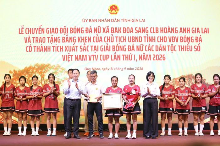 Chủ tịch UBND tỉnh Gia Lai Phạm Anh Tuấn (áo xanh) tặng bằng khen cho tập thể đội bóng đá nữ Đak Đoa, đội giành ngôi á quân Giải bóng đá nữ các dân tộc thiểu số Việt Nam VTV Cup lần thứ I-2026.