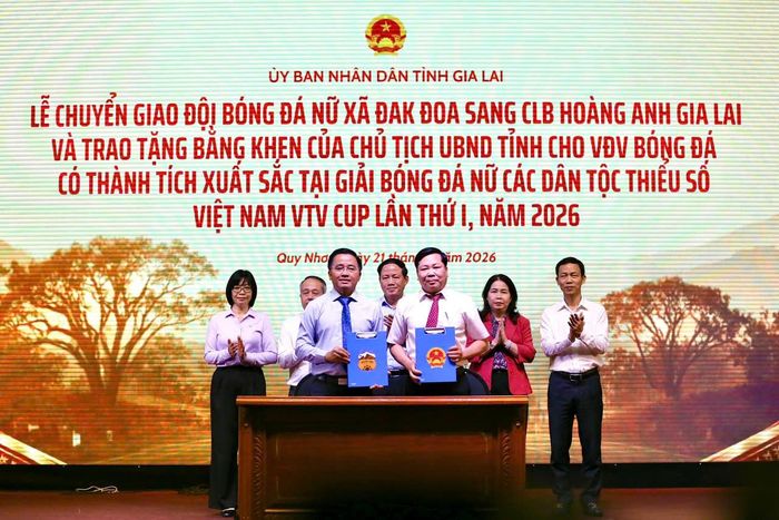 Lễ ký kết chuyển giao đội bóng đá nữ xã Đak Đoa sang CLB Hoàng Anh Gia Lai.
