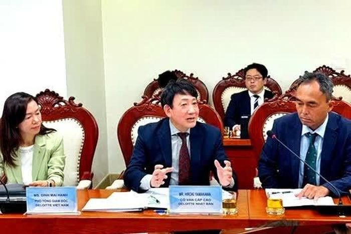 Ông Hiroki Yamakawa - Cố vấn cấp cao Deloitte Nhật Bản và các thành viên tham dự buổi làm việc. Ảnh: Phương Thảo