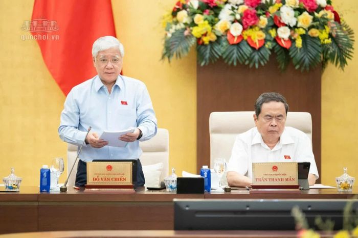 Phó Chủ tịch Thường trực Quốc hội Đỗ Văn Chiến phát biểu tại phiên họp.