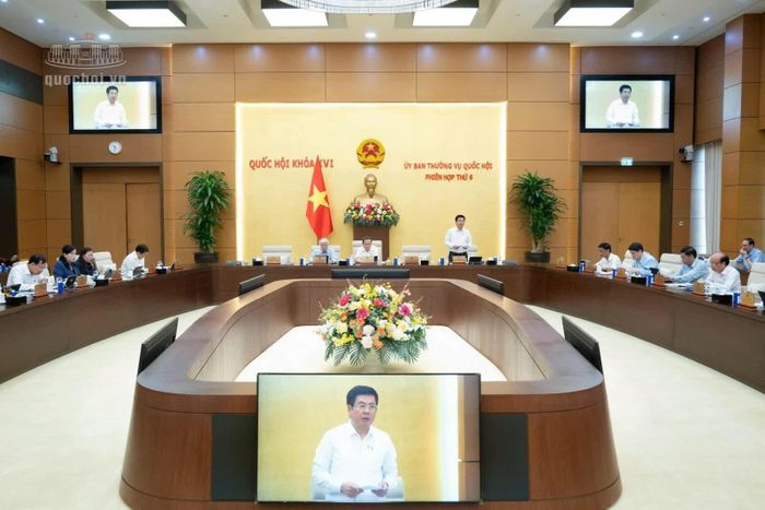 Phó Chủ tịch Quốc hội Nguyễn Hồng Diên điều hành phiên họp.