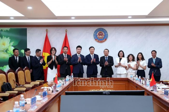 Các đại biểu chụp hình lưu niệm. Ảnh: Đức Minh