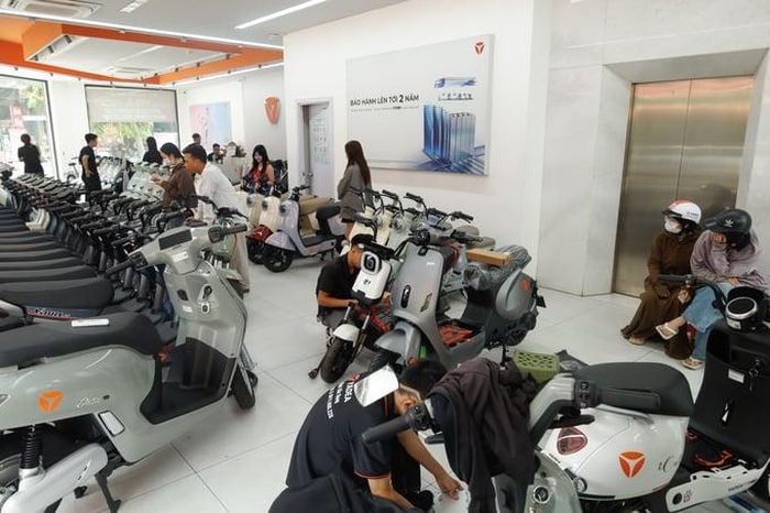  Các cửa hàng của Yadea Việt Nam luôn thu hút khá đông khách mua xe. 