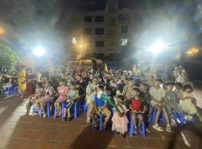 1: Đông đảo thiếu niên, nhi đồng và phụ huynh Tổ dân phố 13, phường Ô Chợ Dừa tham dự chương trình “Đêm hội trăng rằm”.