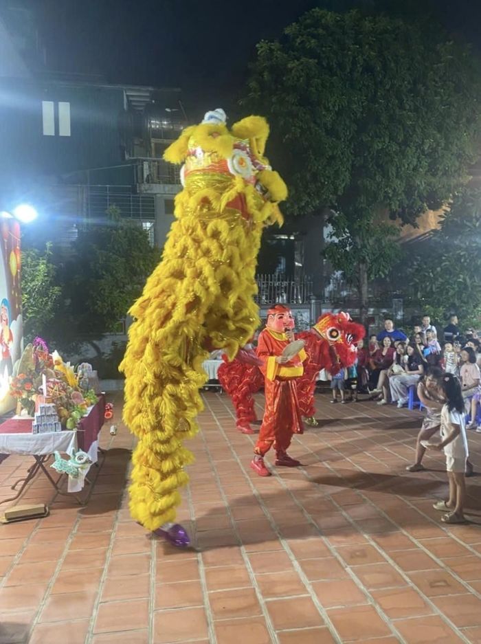 Màn múa lân sôi động mang đến không khí vui tươi, rộn ràng cho các em nhỏ trong “Đêm hội trăng rằm”.