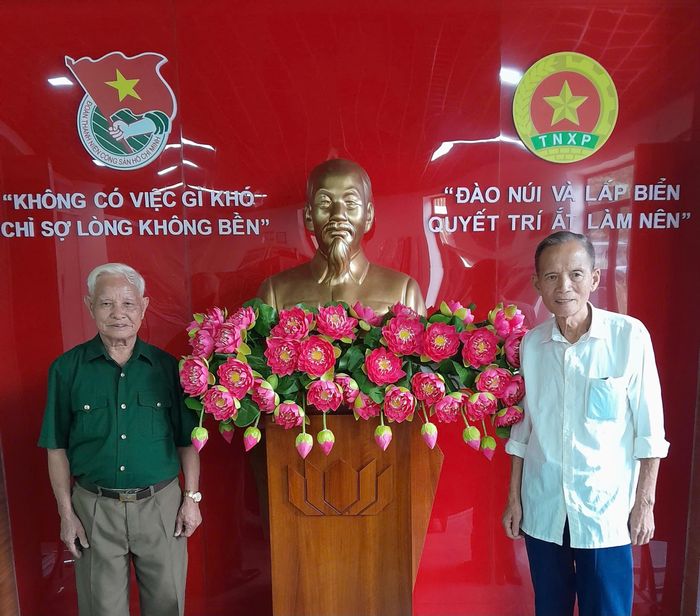 Ông Lê Đức Thịnh (thứ hai từ trái sang) và ông Tạ Quang Định tại Nhà trưng bày truyền thống TNXP xây dựng hồ Đại Lải. ↵