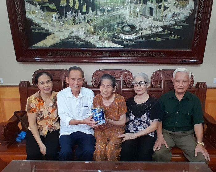 Ban Liên lạc Cựu TNXP xây dựng hồ Đại Lải thăm bà Phạm Thị An, 95 tuổi, “kiện tướng” gánh đất, đá trong những năm xây dựng công trình hồ Đại Lải.