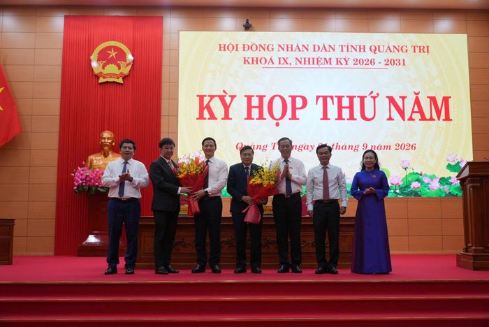 Lãnh đạo tỉnh Quảng Trị tặng hoa chúc mừng tân Chủ tịch UBND tỉnh Quảng Trị (thứ 2 từ trái) và tân Thứ trưởng Bộ Xây dựng Lê Hồng Vinh.