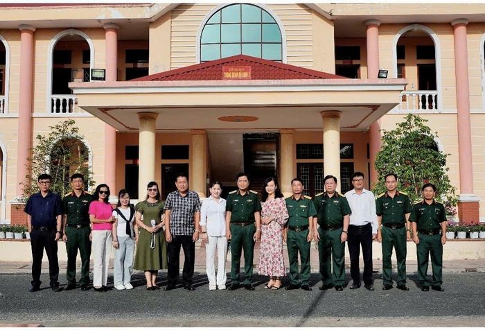 Đoàn văn nghệ sĩ thăm Trung đoàn Bộ binh 3