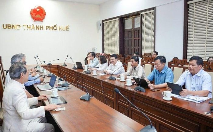 Quang cảnh buổi làm việc.