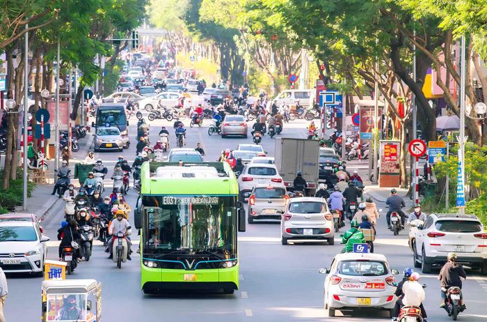 Hà Nội đẩy nhanh tiến trình chuyển đổi phương tiện sử dụng nhiên liệu xanh.