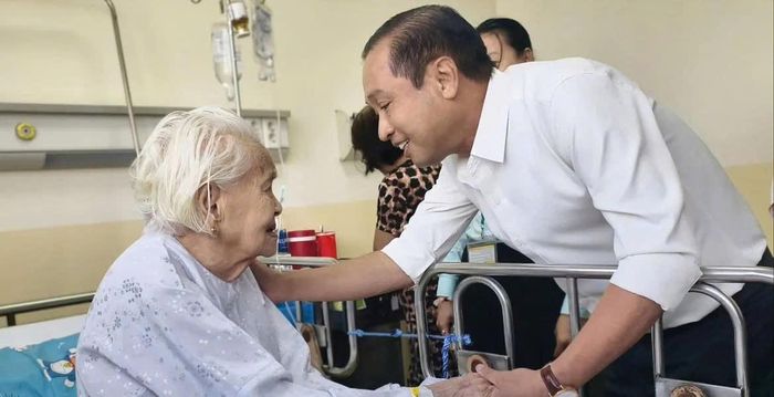 Thành ủy viên, Phó Chủ tịch HĐND Thành phố Hồ Chí Minh Huỳnh Thanh Nhân thăm hỏi, động viên sức khỏe người bệnh. Ảnh: Nguyễn Tân