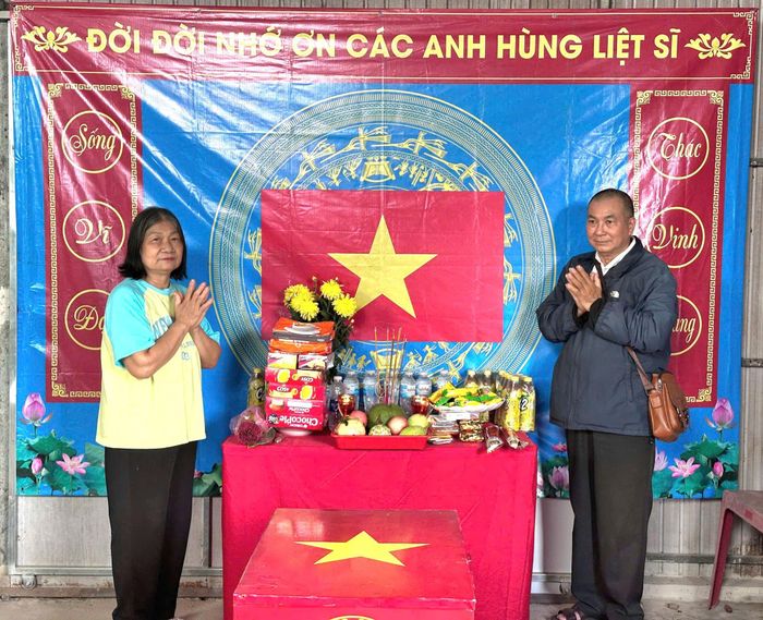 Hai người con của liệt sĩ Tô Văn Thanh hy vọng mở thêm hy vọng sớm tìm kiếm chính xác nơi an táng cha mình. Ảnh: Phương Vũ