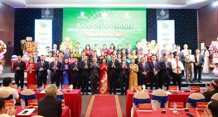 Ban Chấp hành Hiệp hội DNNVV tỉnh Thái Nguyên Khóa VI ra mắt Đại hội. Ảnh: Kim Oanh - Thành Chung