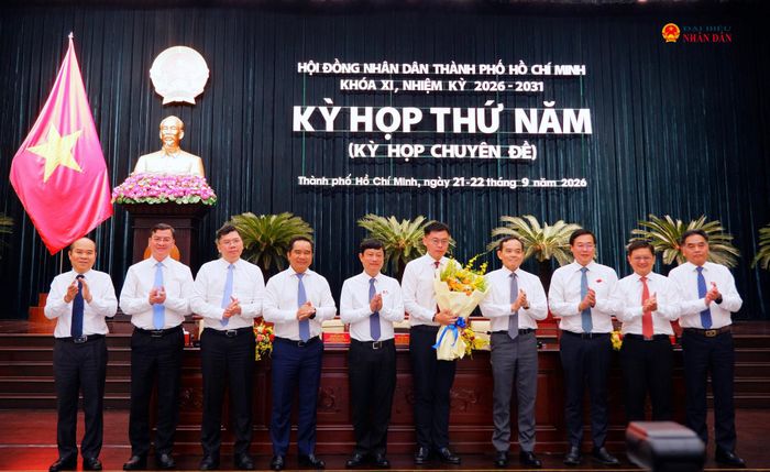 Lãnh đạo Thành ủy, HĐND và UBND TP. Hồ Chí Minh tặng hoa chúc mừng tân Phó chủ tịch UBND thành phố Trương Minh Huy Vũ. Ảnh: Hoa Lê