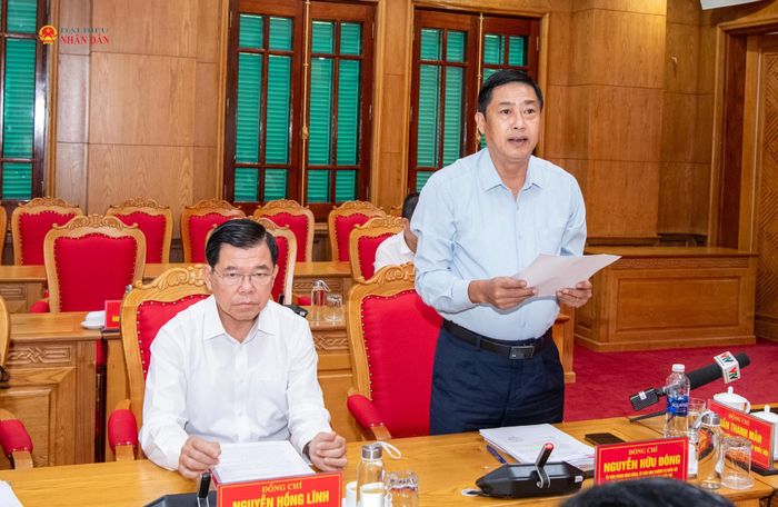Chủ nhiệm Ủy ban Công tác đại biểu, Phó Trưởng Ban Tổ chức Trung ương, Phó Trưởng đoàn kiểm tra, giám sát số 220 Nguyễn Hữu Đông trình bày dự thảo Báo cáo kết quả kiểm tra, giám sát