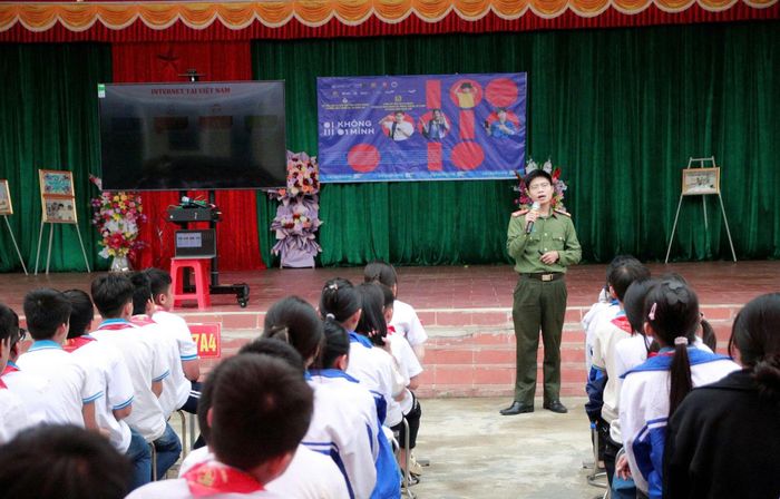 Phòng An ninh mạng tuyên truyền tới học sinh Trường THCS Hùng An chiến dịch “Không một mình - Cùng nhau an toàn trực tuyến”