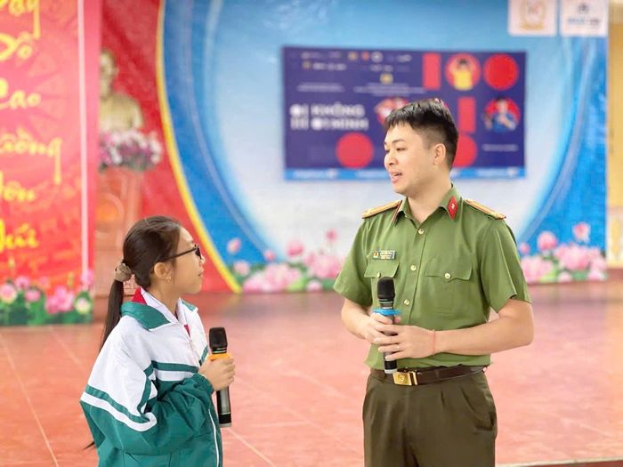 Phòng An ninh mạng tuyên truyền tới học sinh Trường THPT Hàm Yên lan tỏa chiến dịch “Bảo vệ mình - Chung tay vì mạng xã hội an toàn, tích cực”