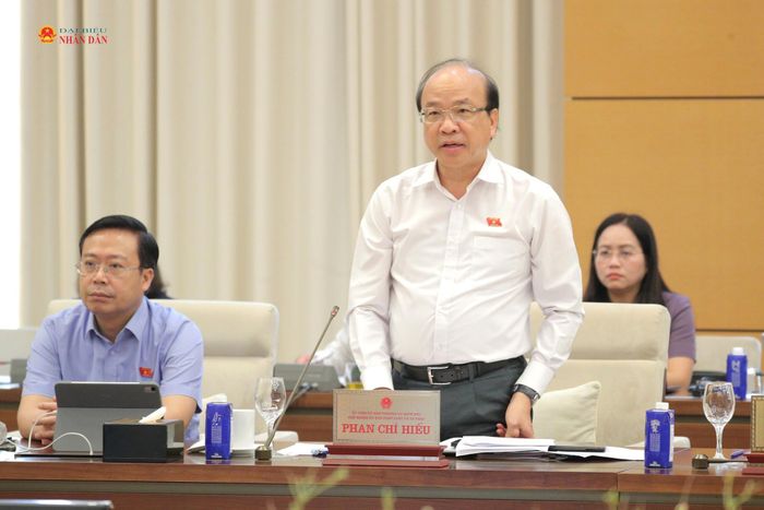 Chủ nhiệm Ủy ban Pháp luật và Tư pháp Phan Chí Hiếu phát biểu tại phiên họp