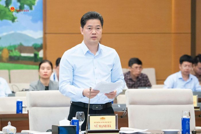 Thứ trưởng Thường trực Bộ Y tế Vũ Mạnh Hà trình bày Tờ trình dự án Luật
