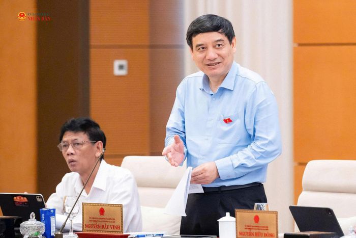 Chủ nhiệm Ủy ban Văn hóa và Xã hội Nguyễn Đắc Vinh trình bày Báo cáo thẩm tra sơ bộ dự án Luật