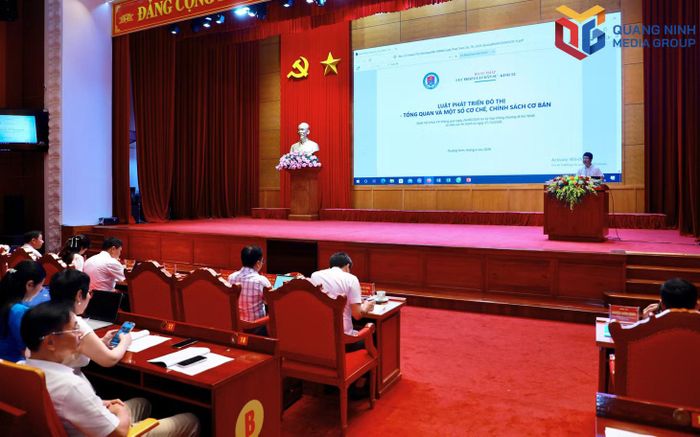 Báo cáo viên của Bộ Tư pháp phổ biến một số điểm đáng chú ý của Luật Phổ biến, giáo dục pháp luật số 12/2026/QH16. Ảnh: Minh Hà
