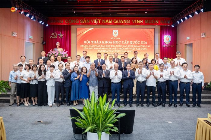 Phó Chủ tịch Quốc hội Nguyễn Khắc Định, Phó Thủ tướng Chính phủ Lê Tiến Châu và các đại biểu chụp ảnh lưu niệm