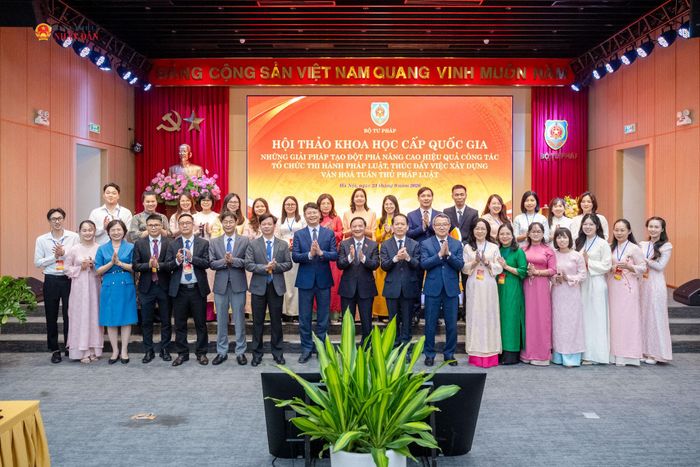 Phó Chủ tịch Quốc hội Nguyễn Khắc Định và các đại biểu chụp ảnh lưu niệm