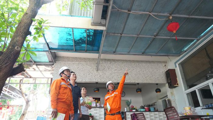Nhân viên Công ty Điện lực Đất Đỏ kiểm tra, hướng dẫn người dân nhận diện các nguy cơ mất an toàn điện tại gia đình trong mùa mưa bão