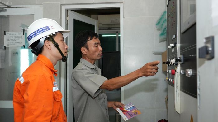 Nhân viên Công ty Điện lực Vũng Tàu phối hợp với khách hàng kiểm tra hệ thống điện, kịp thời nhận diện và xử lý các nguy cơ mất an toàn