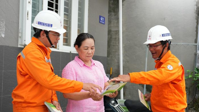 Nhân viên Công ty Điện lực Đất Đỏ trực tiếp tuyên truyền, hướng dẫn người dân các biện pháp sử dụng điện an toàn trong mùa mưa bão