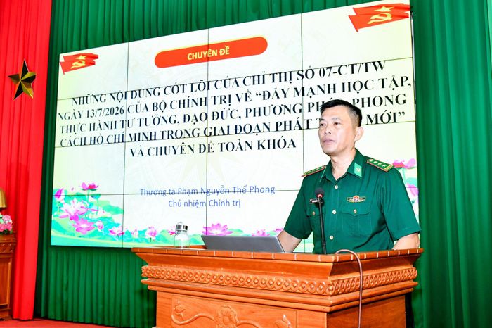 Thượng tá Phạm Nguyễn Thế Phong, Chủ nhiệm Chính trị báo cáo chuyên đề những nội dung cốt lõi của Chỉ thị số 07-CT/TW, ngày 13/7/2026 về đẩy mạnh học tập, thực hành tư tưởng, đạo đức, phương pháp, phong cách Hồ Chí Minh trong giai đoạn phát triển mới. Ảnh: Văn Long