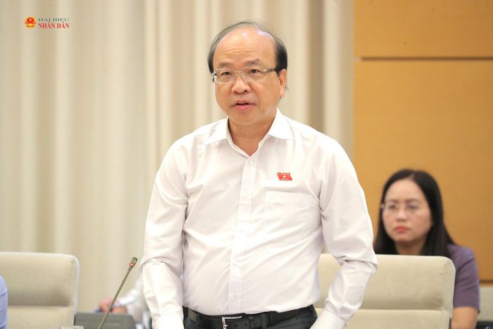 Chủ nhiệm Ủy ban Pháp luật và Tư pháp Phan Chí Hiếu phát biểu tại phiên họp
