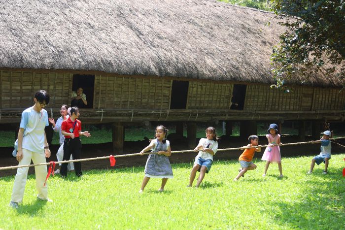 Trò chơi kéo co luôn thu hút sự tham gia của nhiều em nhỏ