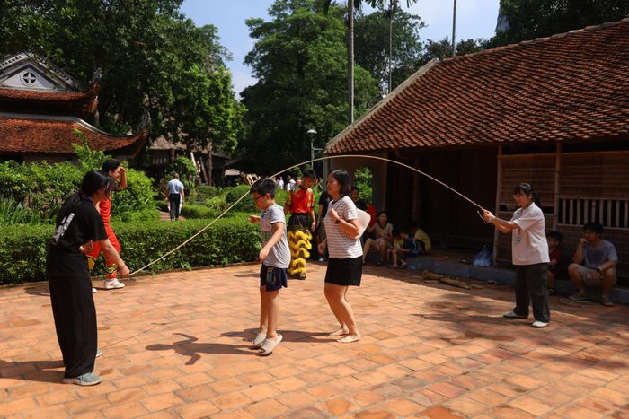 Các em nhỏ tham gia trò chơi dân gian nhảy dây thừng