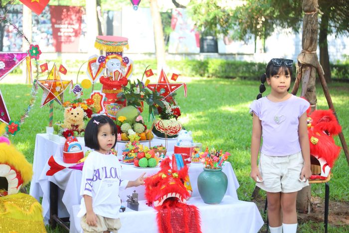 Các em nhỏ chụp ảnh cùng mâm cỗ Trung thu