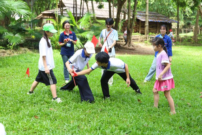 Các tình nguyện viên hướng dẫn khách tham quan trò chơi Cướp cờ