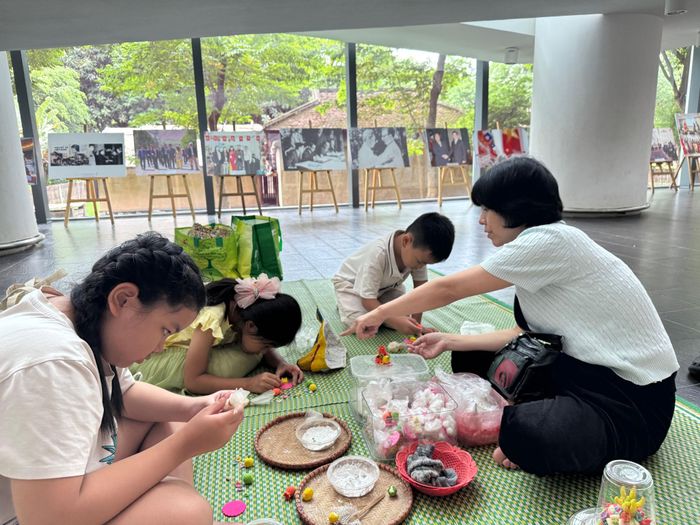 Nghệ nhân hướng dẫn các em nhỏ nặn hoa quả bằng bột