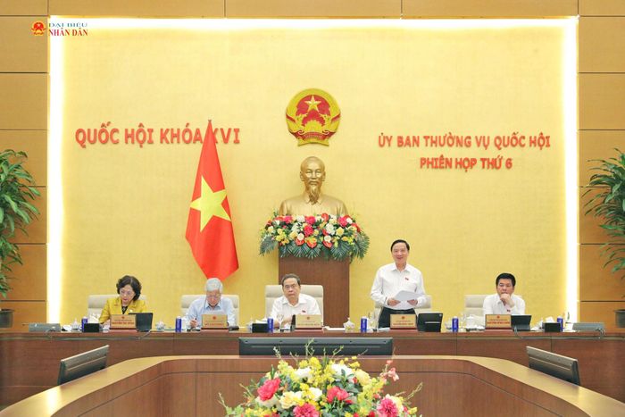 Phó Chủ tịch Quốc hội Nguyễn Khắc Định điều hành phiên họp. Ảnh: Hồ Long