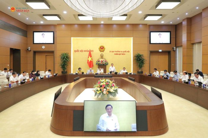 Toàn cảnh phiên họp. Ảnh: Hồ Long